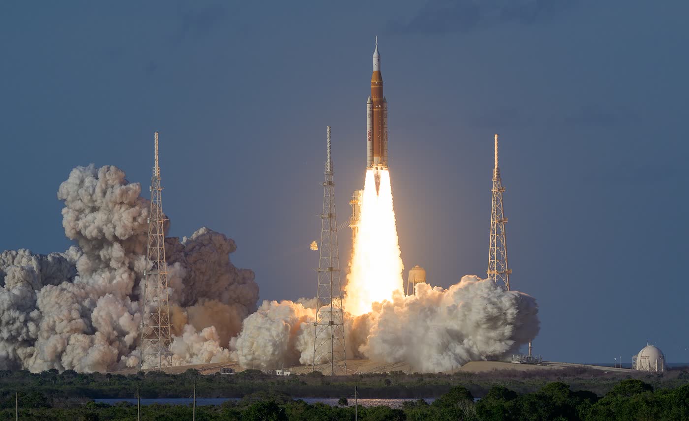 Lanzamiento del cohete SLS de la misión Artemis II entre nubes de humo