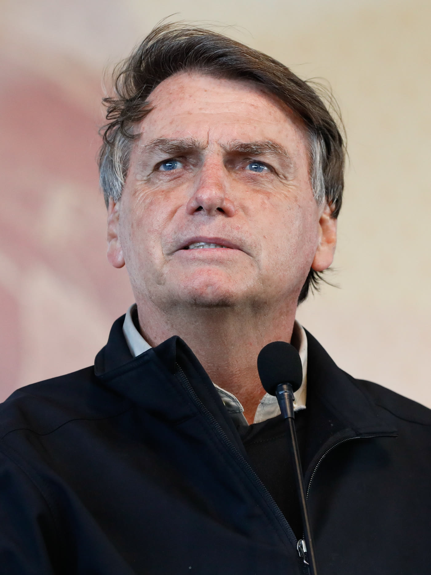 Jair Bolsonaro, expresidente de Brasil, con chaqueta oscura, hablando ante un micrófono