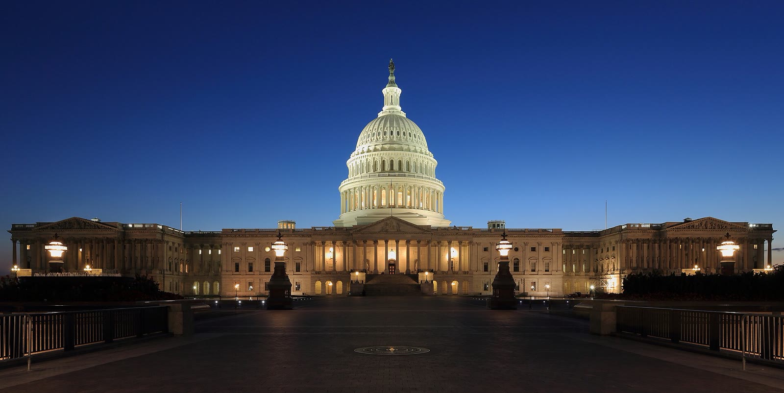 El Capitolio de Estados Unidos, en Washington, iluminado al anochecer bajo un cielo azul oscuro