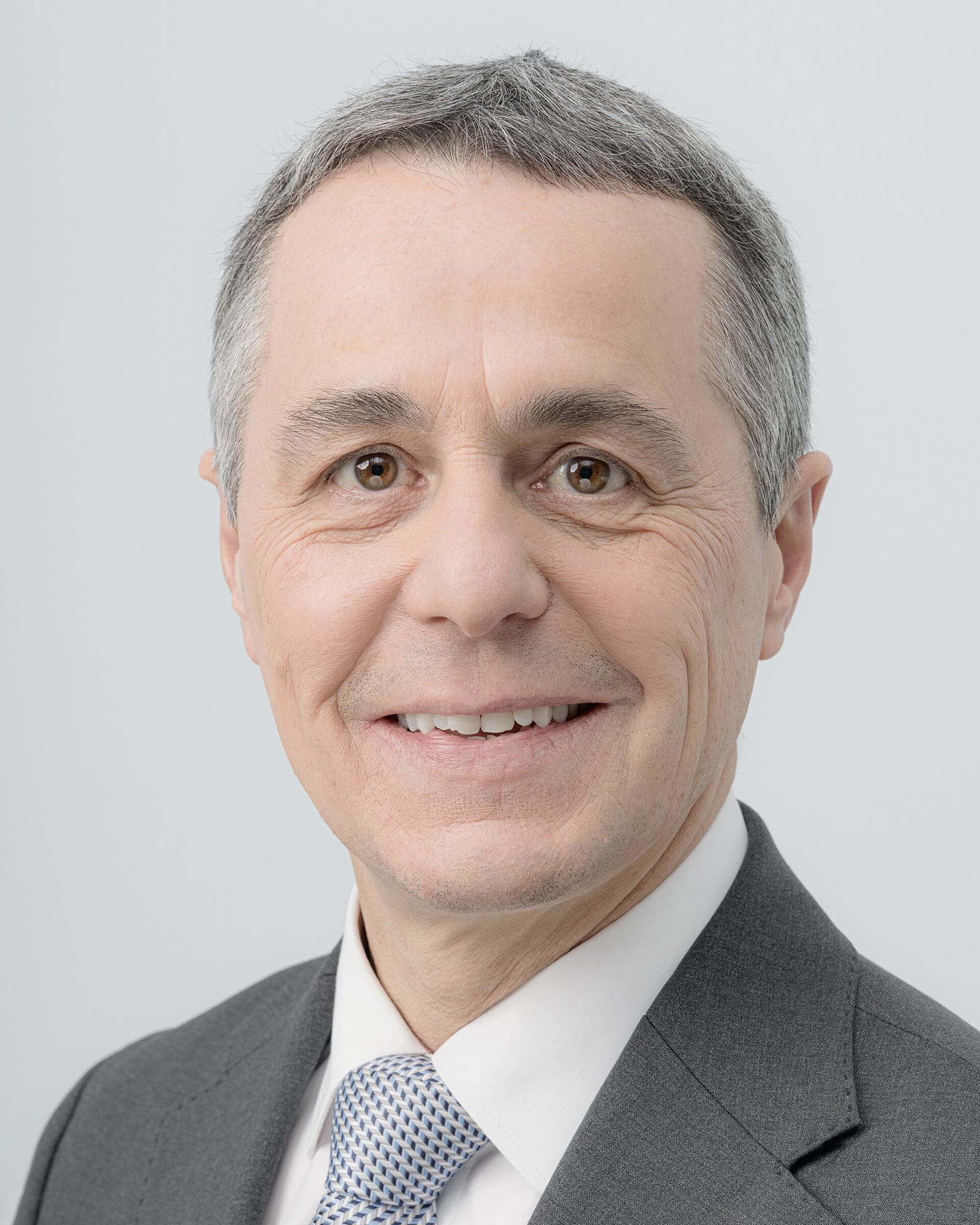 Retrato oficial de Ignazio Cassis, ministro de Exteriores de Suiza, sonriendo con traje y corbata