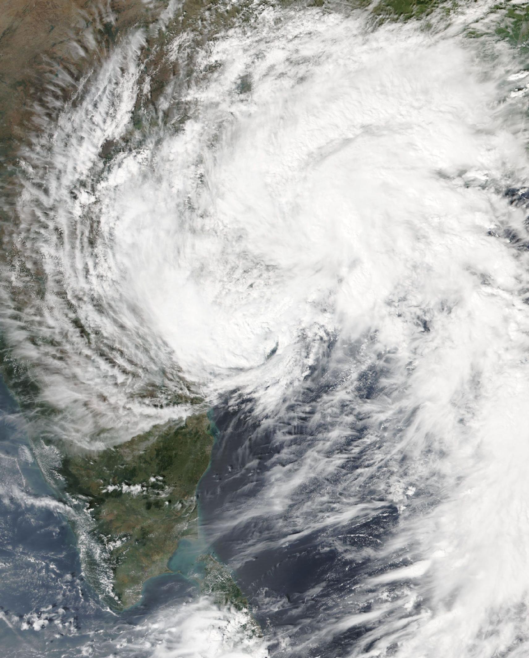 Imagen de satélite de un gran remolino de nubes blancas sobre la costa este de la India y el golfo de Bengala