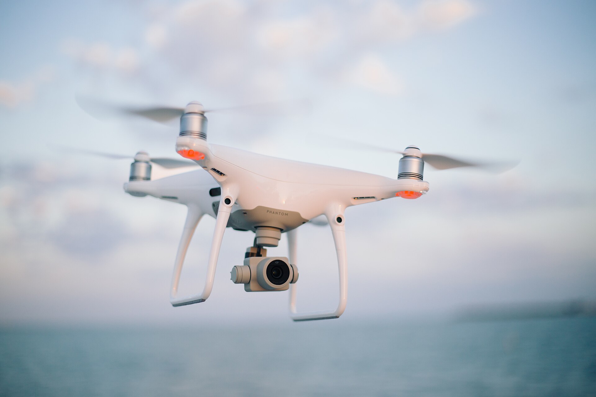 Un dron de cuatro hélices volando en el aire