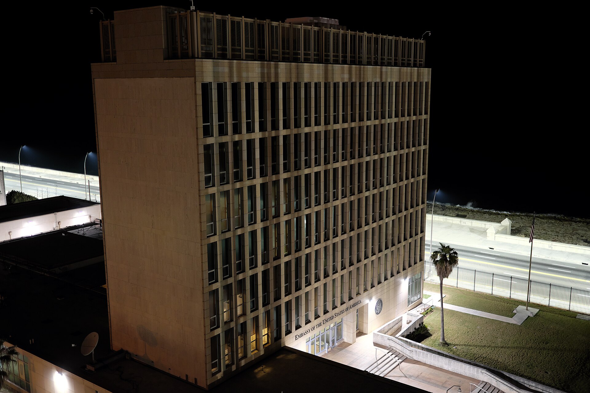 Edificio de la embajada de Estados Unidos en La Habana, de noche, junto al Malecón