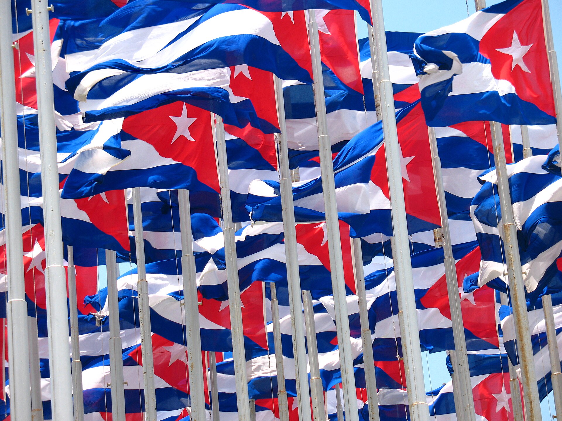 Banderas cubanas en la Tribuna Antimperialista, junto a la embajada de Estados Unidos en La Habana (foto de archivo).