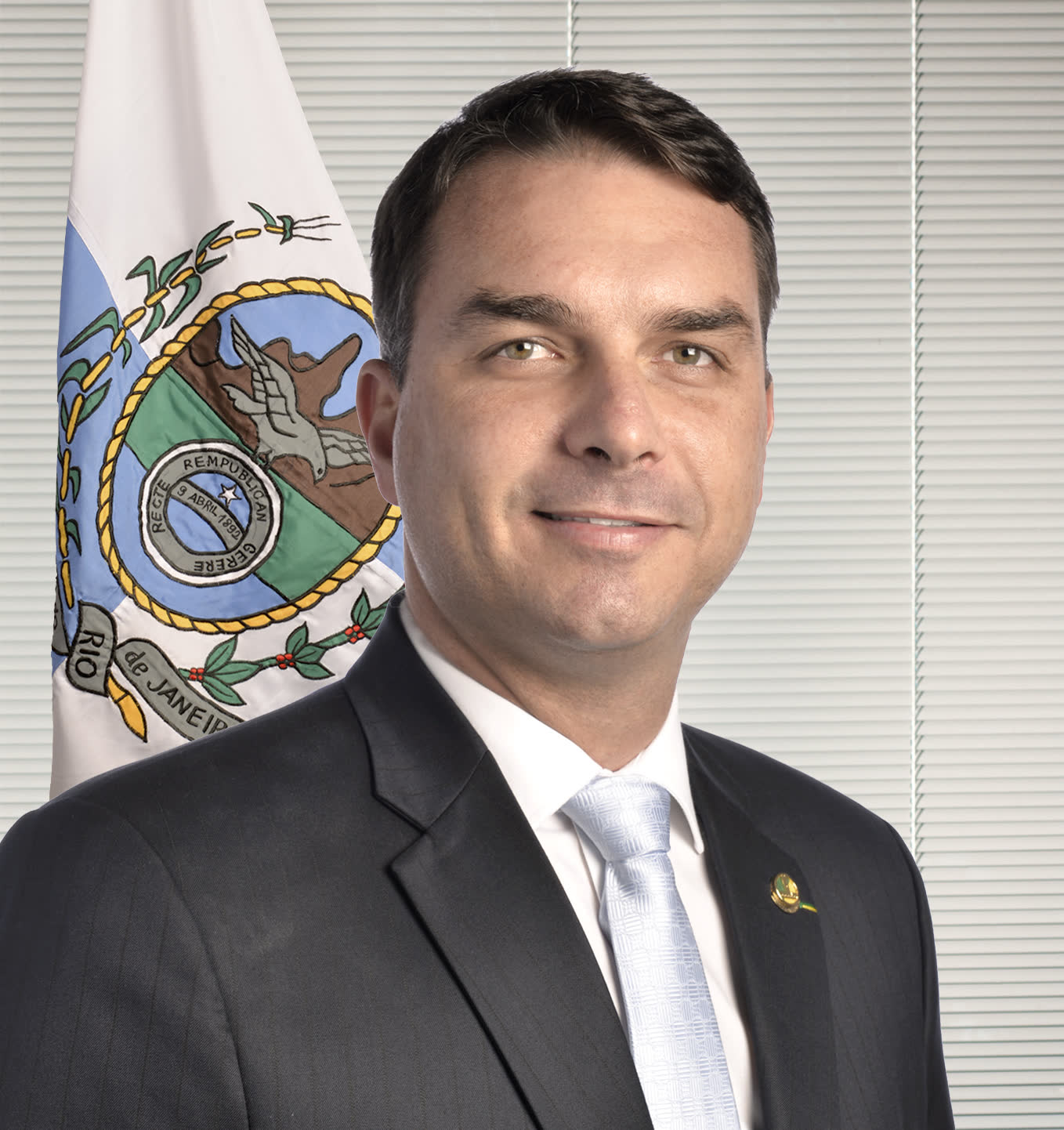 Retrato oficial de Flávio Bolsonaro, con traje y corbata