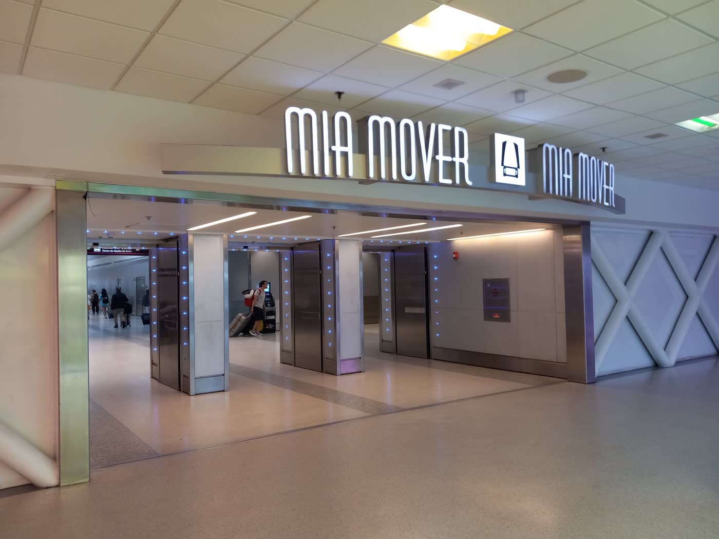 El aeropuerto internacional de Miami (foto ilustrativa: Flávio aterrizó en Opa-locka, un aeropuerto de aviones privados de la misma zona).