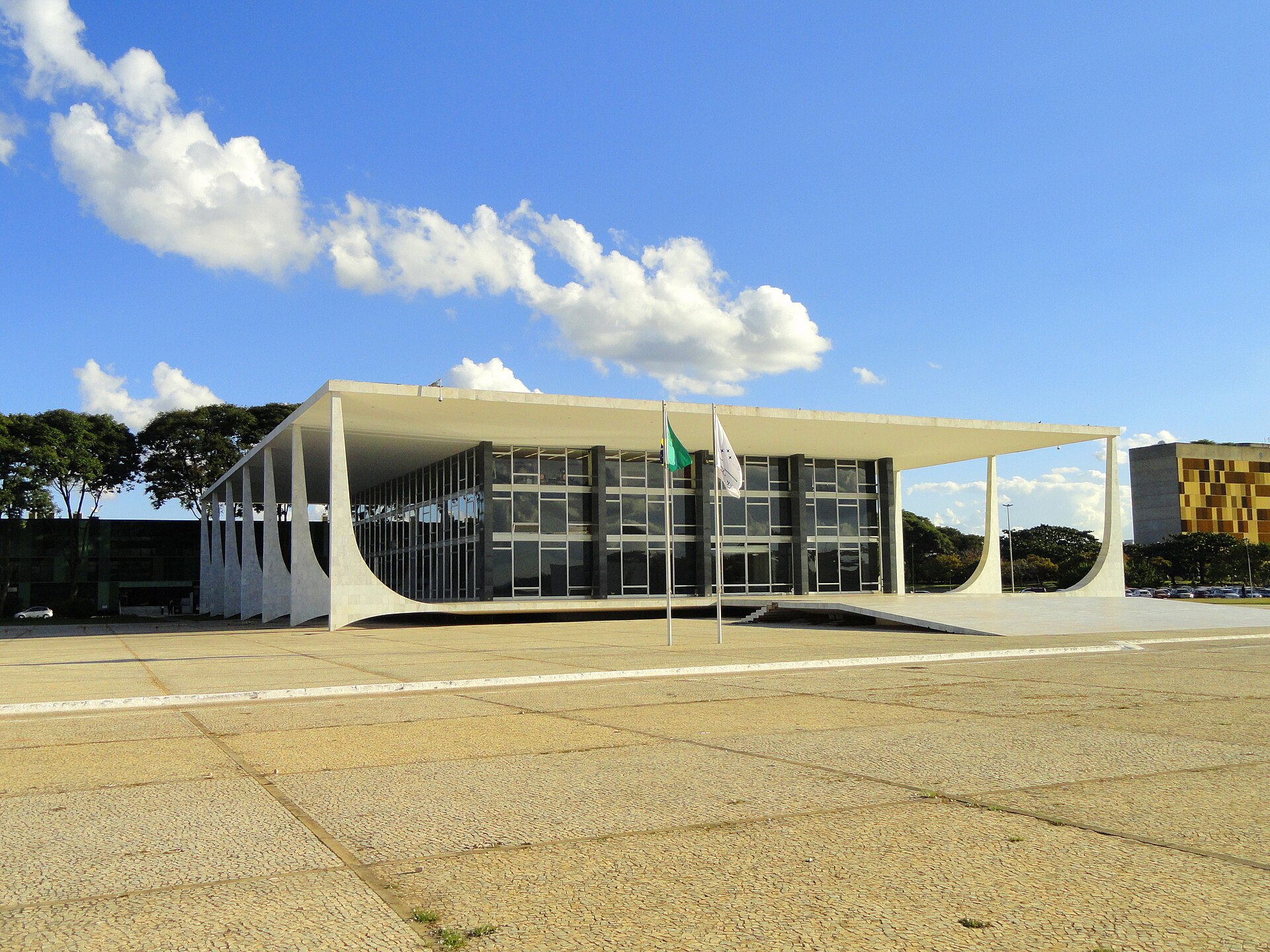 Edificio del Supremo Tribunal Federal de Brasil, en Brasilia, con columnas blancas curvas