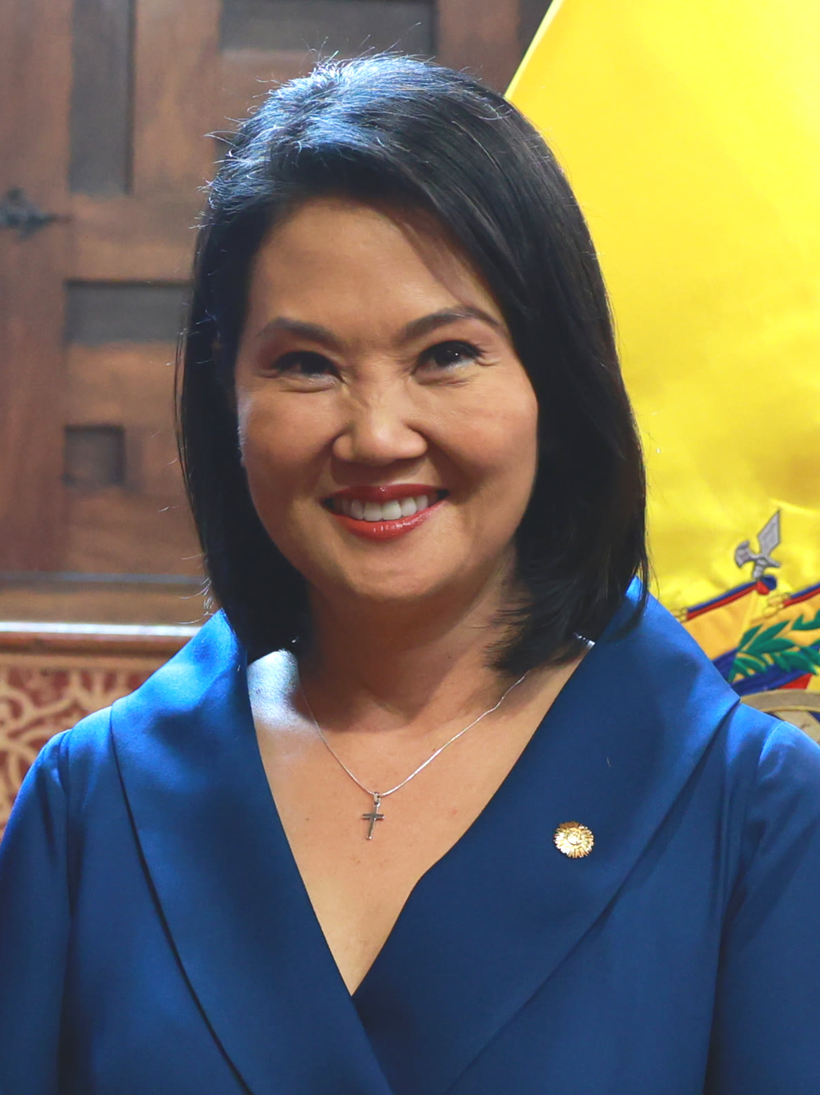 Keiko Fujimori, presidenta de Perú, sonriendo con una chaqueta azul