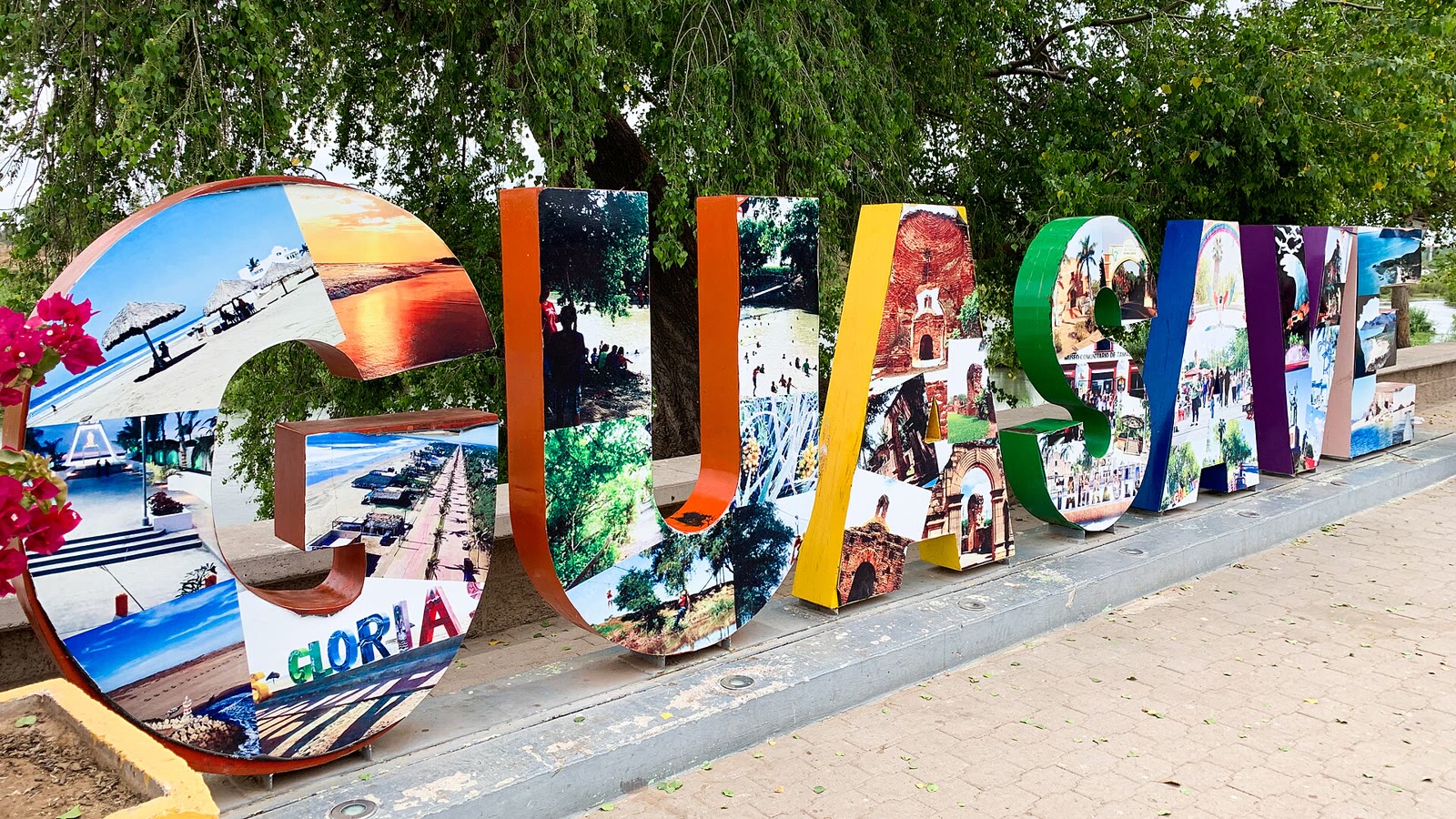 Letras grandes y coloridas con el nombre de Guasave en una plaza