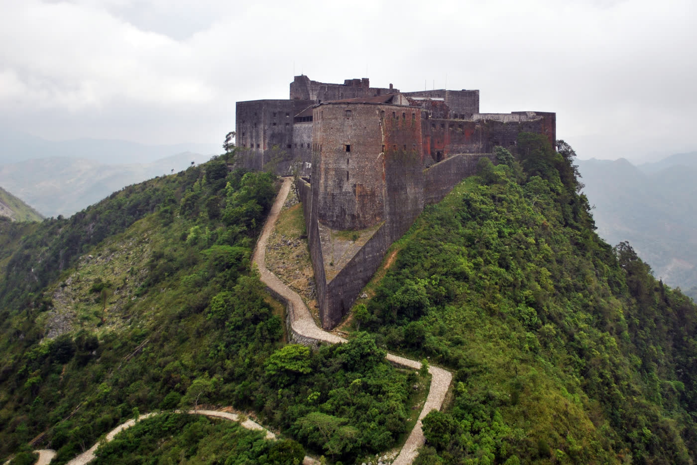 Vista aérea de la Ciudadela Laferrière, una gran fortaleza de piedra sobre una montaña verde en el norte de Haití