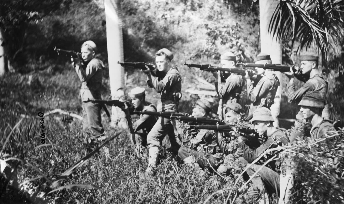 Marines y marineros de Estados Unidos en Puerto Príncipe, en 1915.