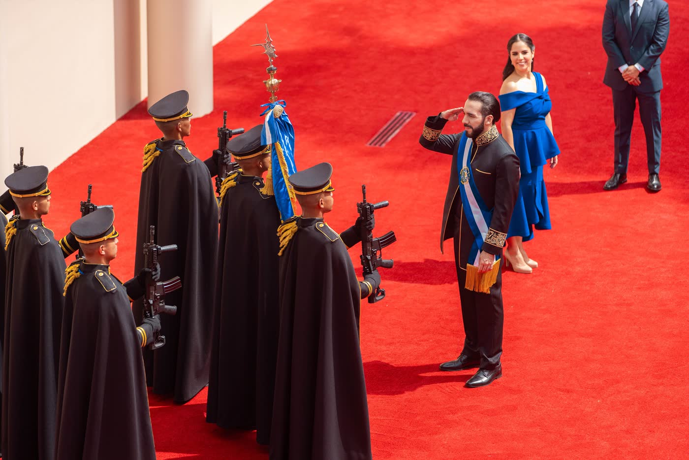 Nayib Bukele saluda a soldados salvadoreños en 2024.