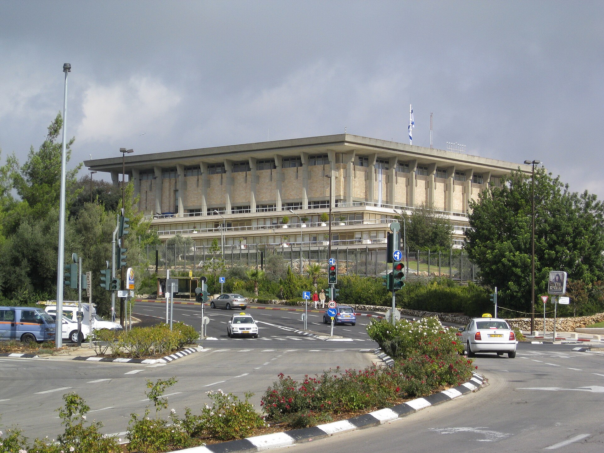 Edificio de la Knéset, el Parlamento de Israel, en Jerusalén, de piedra clara con columnas