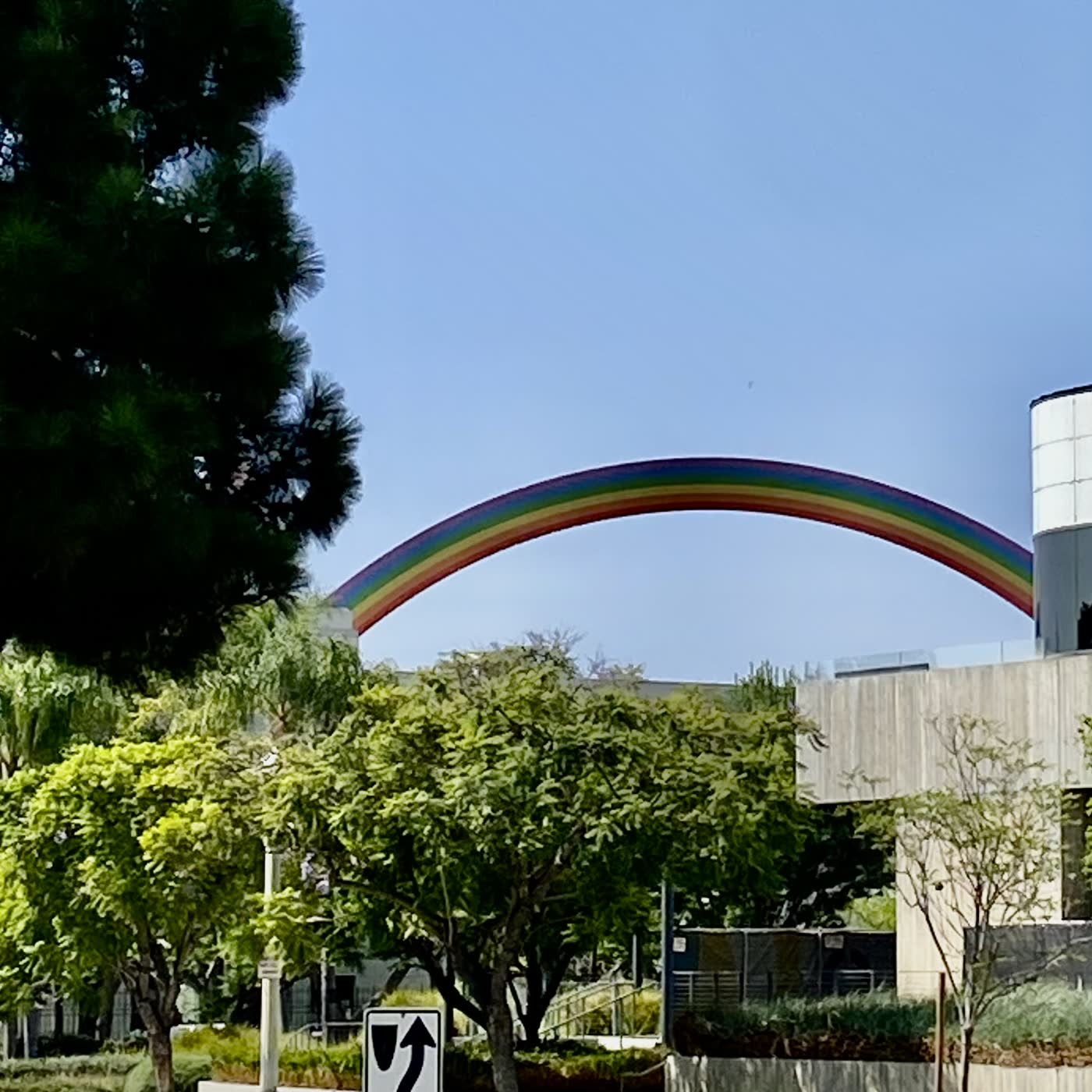 El arcoíris de los estudios Sony, en Culver City (Los Ángeles), donde se celebró el desfile.