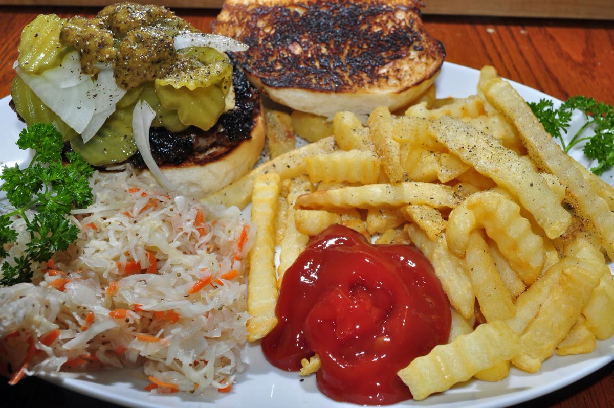 Hamburguesa con papas fritas (foto ilustrativa, no es de un McDonald's).