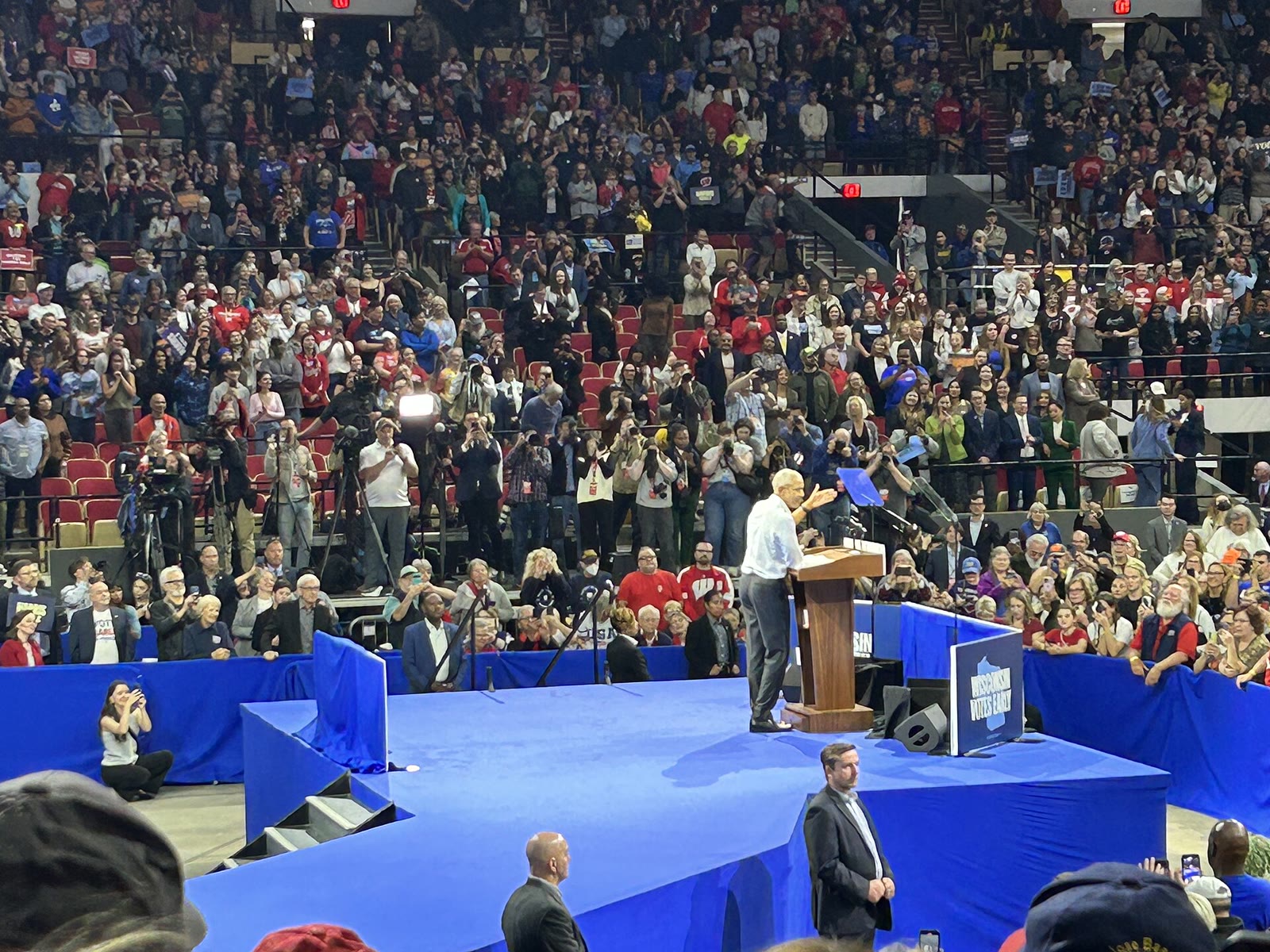 Barack Obama hablando en un mitin en Madison, Wisconsin, en octubre de 2024