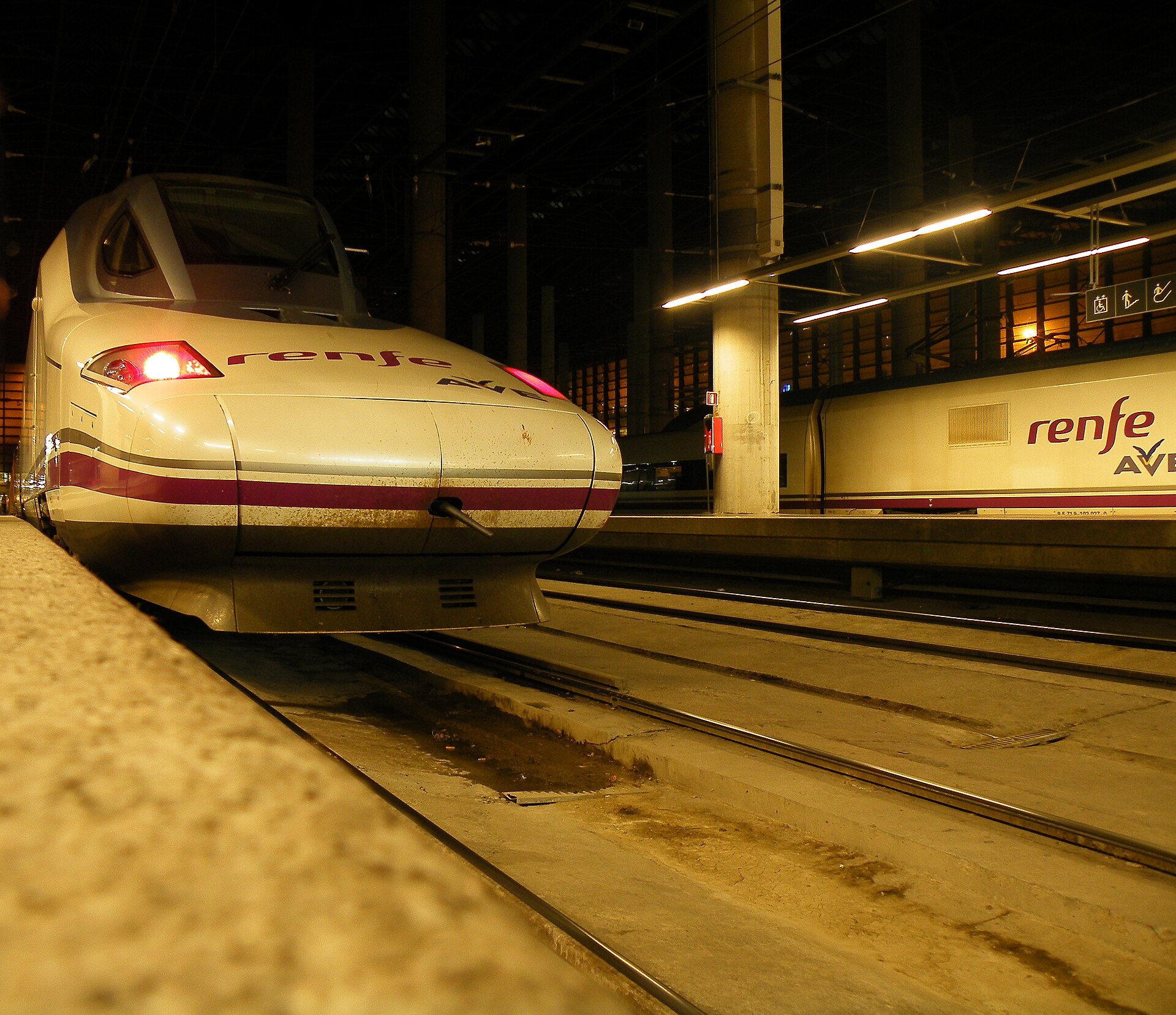 Morro de un tren AVE de Renfe detenido en un andén de la estación de Madrid-Puerta de Atocha