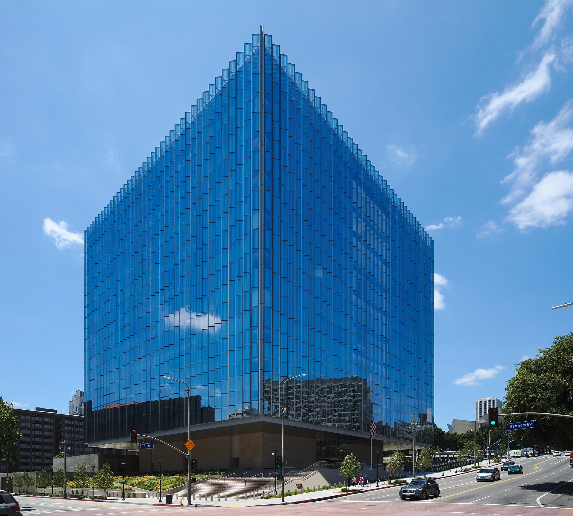 Edificio de cristal azul del tribunal federal de Los Ángeles, con forma de cubo, en una esquina de Broadway